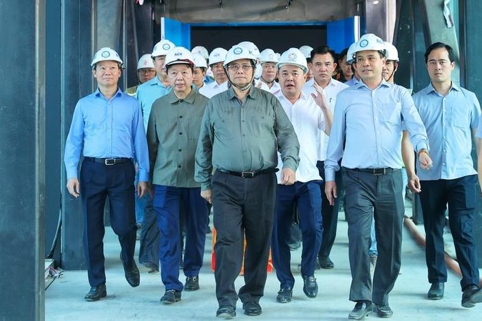 Thủ tướng Phạm Minh Chính tới động viên, tặng quà Tết cán bộ, công nhân trên công trường và kiểm tra, đôn đốc, thúc đẩy tiến độ dự án Nhà ga T3 Cảng hàng không Tân Sơn Nhất (TP HCM).