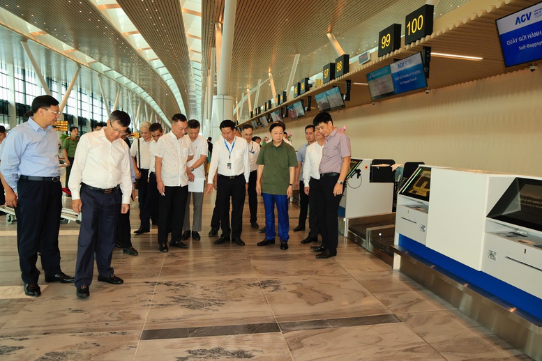 Phó Thủ tướng Trần Hồng Hà thị sát hoạt động của nhà ga T3 - sân bay Tân Sơn Nhất- Ảnh 2.