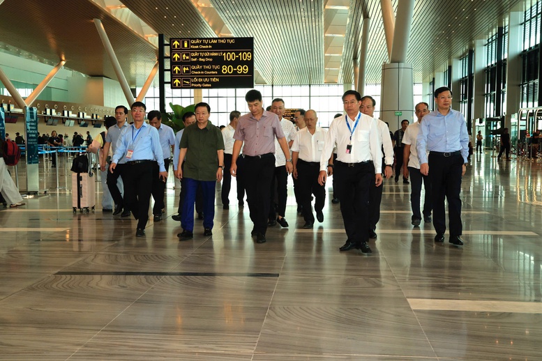 Phó Thủ tướng Trần Hồng Hà thị sát hoạt động của nhà ga T3 - sân bay Tân Sơn Nhất- Ảnh 4.