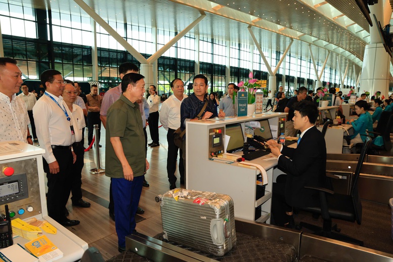 Phó Thủ tướng Trần Hồng Hà thị sát hoạt động của nhà ga T3 - sân bay Tân Sơn Nhất- Ảnh 1.