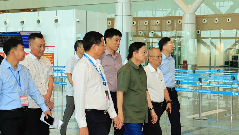 Phó Thủ tướng Trần Hồng Hà thị sát hoạt động của nhà ga T3 - sân bay Tân Sơn Nhất- Ảnh 8.