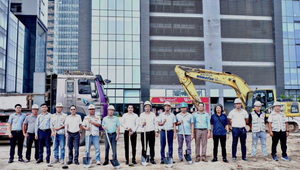 Ông Hoàng Việt Anh (thứ 7 từ trái sang) cùng các đồng chí trong Ban Quản lý dự án, đại diện các đơn vị tư vấn thiết kế, tư vấn giám sát cùng các nhà thầu thi công tại Lễ khởi công