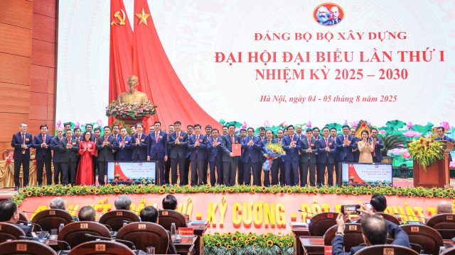 Đồng chí Phạm Minh Chính - Bí thư Đảng ủy Chính phủ, Thủ tướng Chính phủ tặng hoa chúc mừng Ban Chấp hành Đảng bộ Bộ Xây dựng nhiệm kỳ 2025-2030.