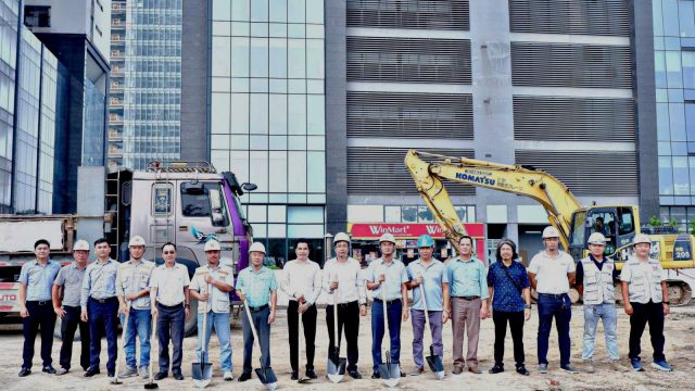 Ông Hoàng Việt Anh (thứ 7 từ trái sang) cùng các đồng chí trong Ban Quản lý dự án, đại diện các đơn vị tư vấn thiết kế, tư vấn giám sát cùng các nhà thầu thi công tại Lễ khởi công